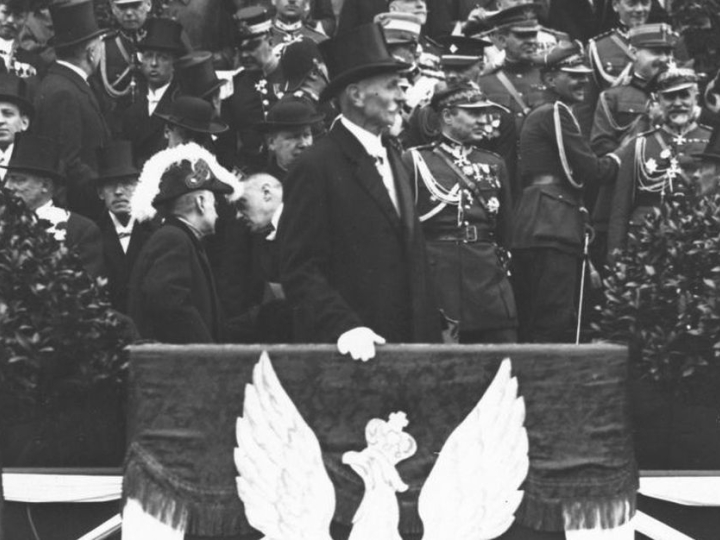 Prezydent RP Stanisław Wojciechowski przyjmuje defiladę oddziałów wojskowych oraz oddziałów przysposobienia wojskowego. 03.05.1926. Fot. NAC