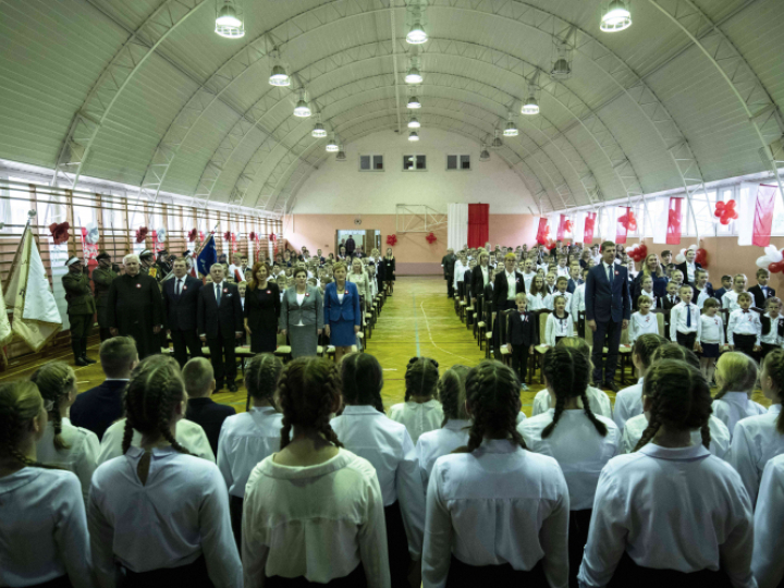 Ogólnopolska akcja „Szkoła do hymnu” w Szkole Podstawowej im. ks. Rocha Modzelewskiego w miejscowości Nowe Piekuty w 2019 r. Fot. PAP/M. Zieliński